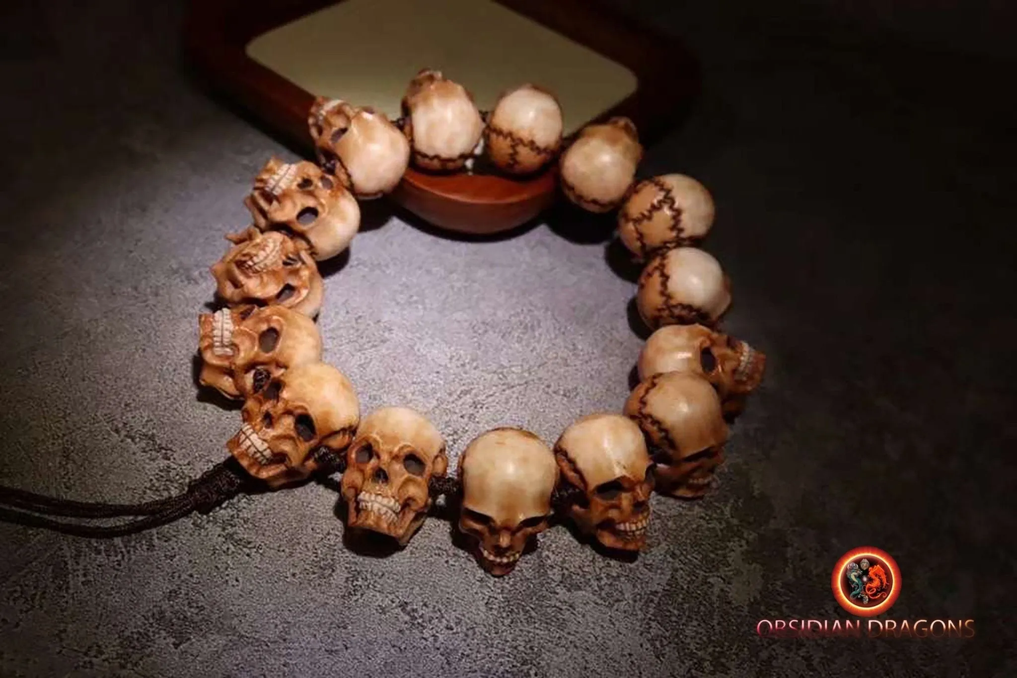 bracelet crânes-sculptés en bois de cerf-rare et artisanal