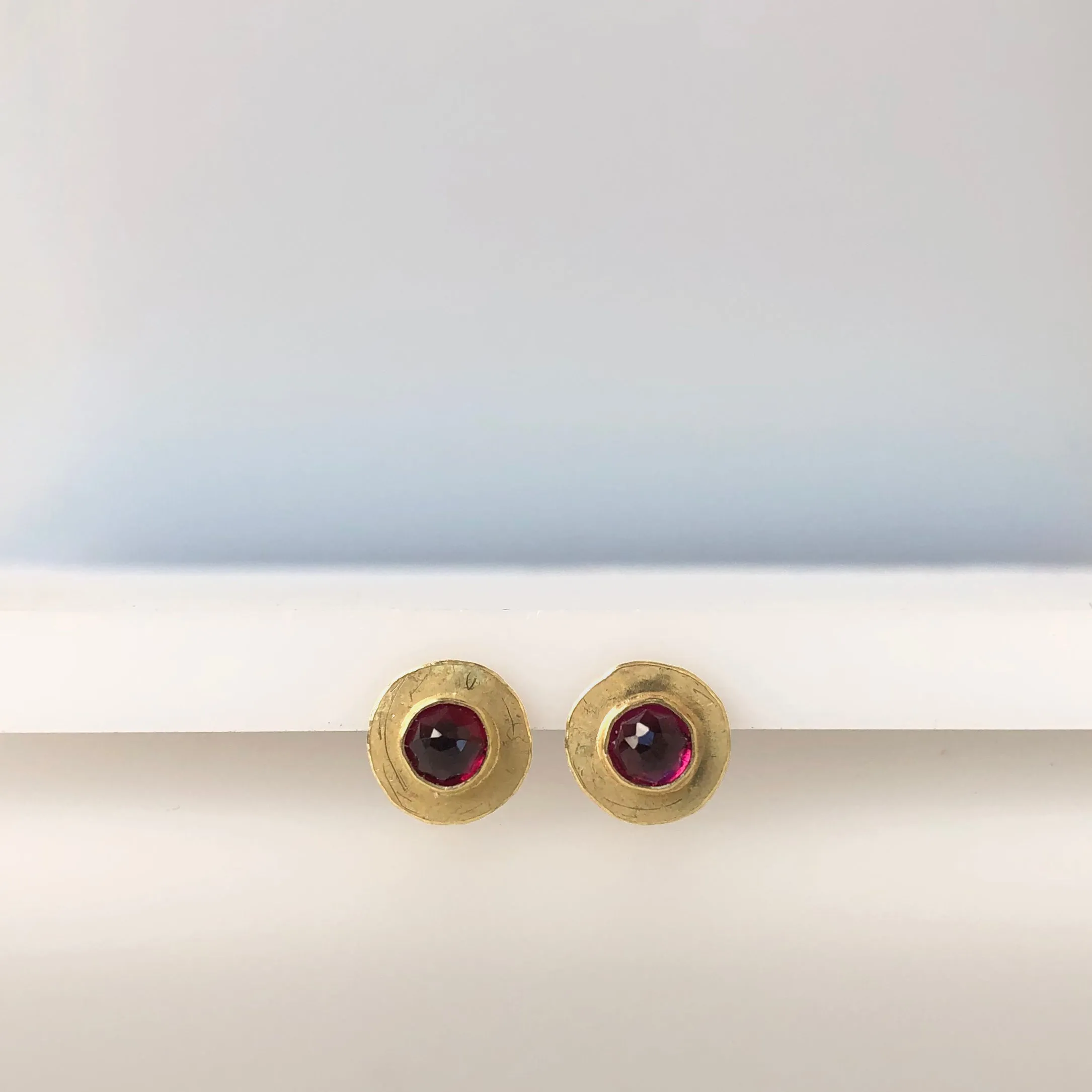 Disc stud earrings with rhodolite garnet stones