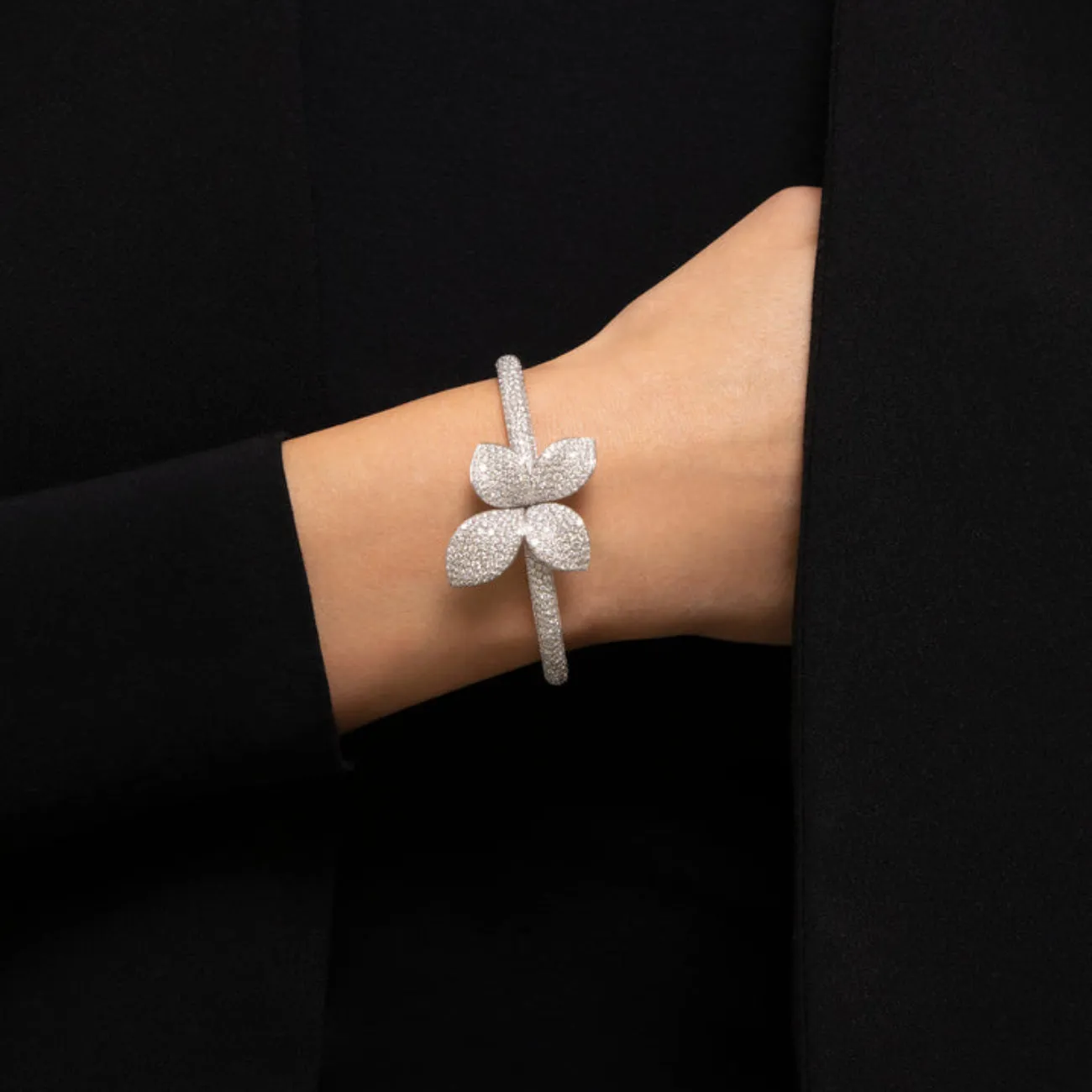 Giardini Segreti 18K White Gold Pavé Diamond Large Flower Bangle Bracelet