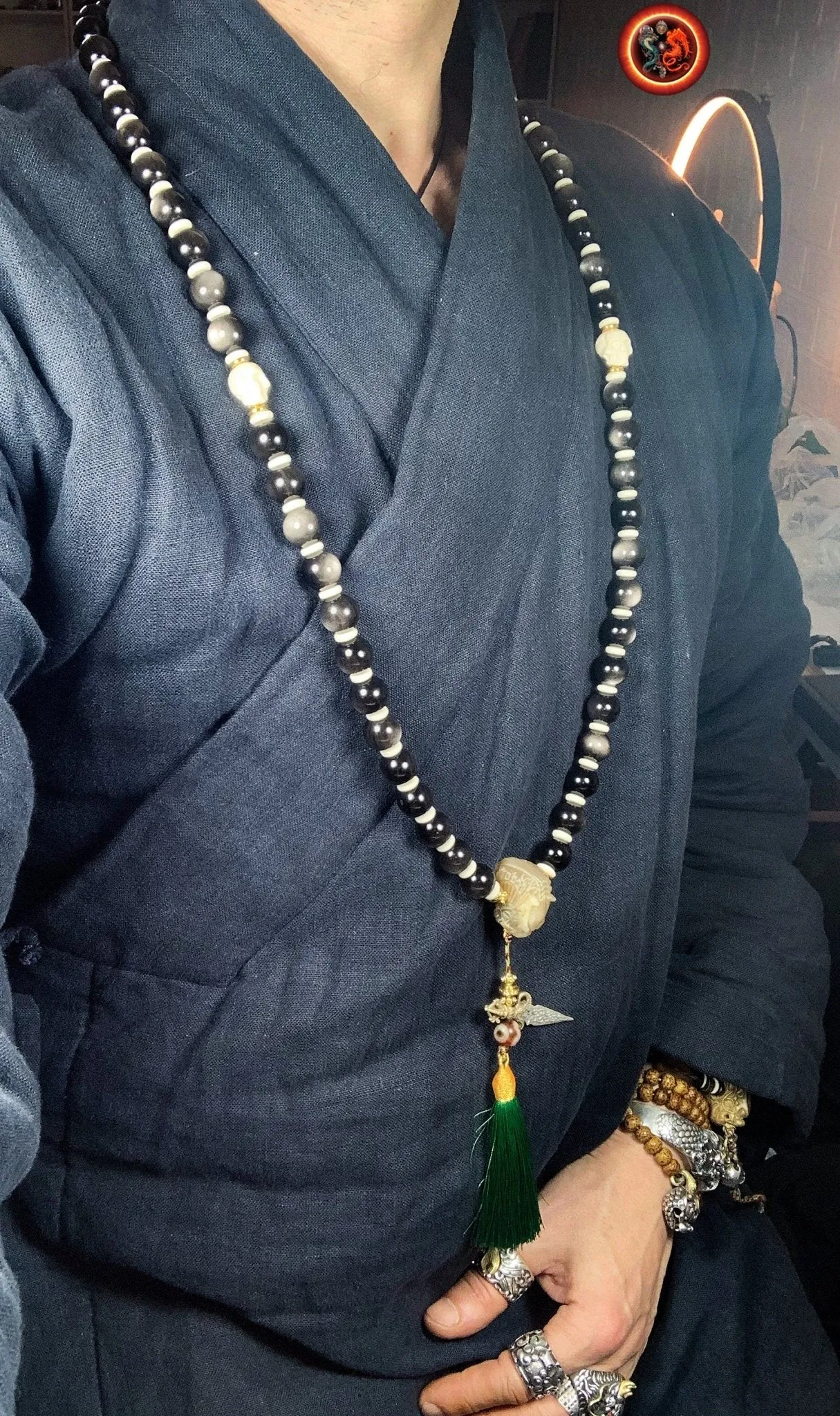 Mala artisanal- 54 perles d'obsidiennes argentées.