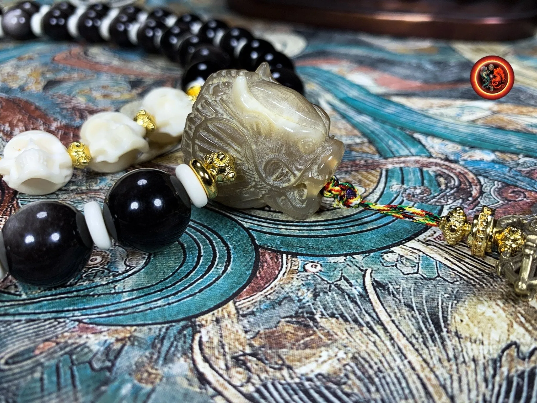Mala artisanal- 54 perles d'obsidiennes argentées.