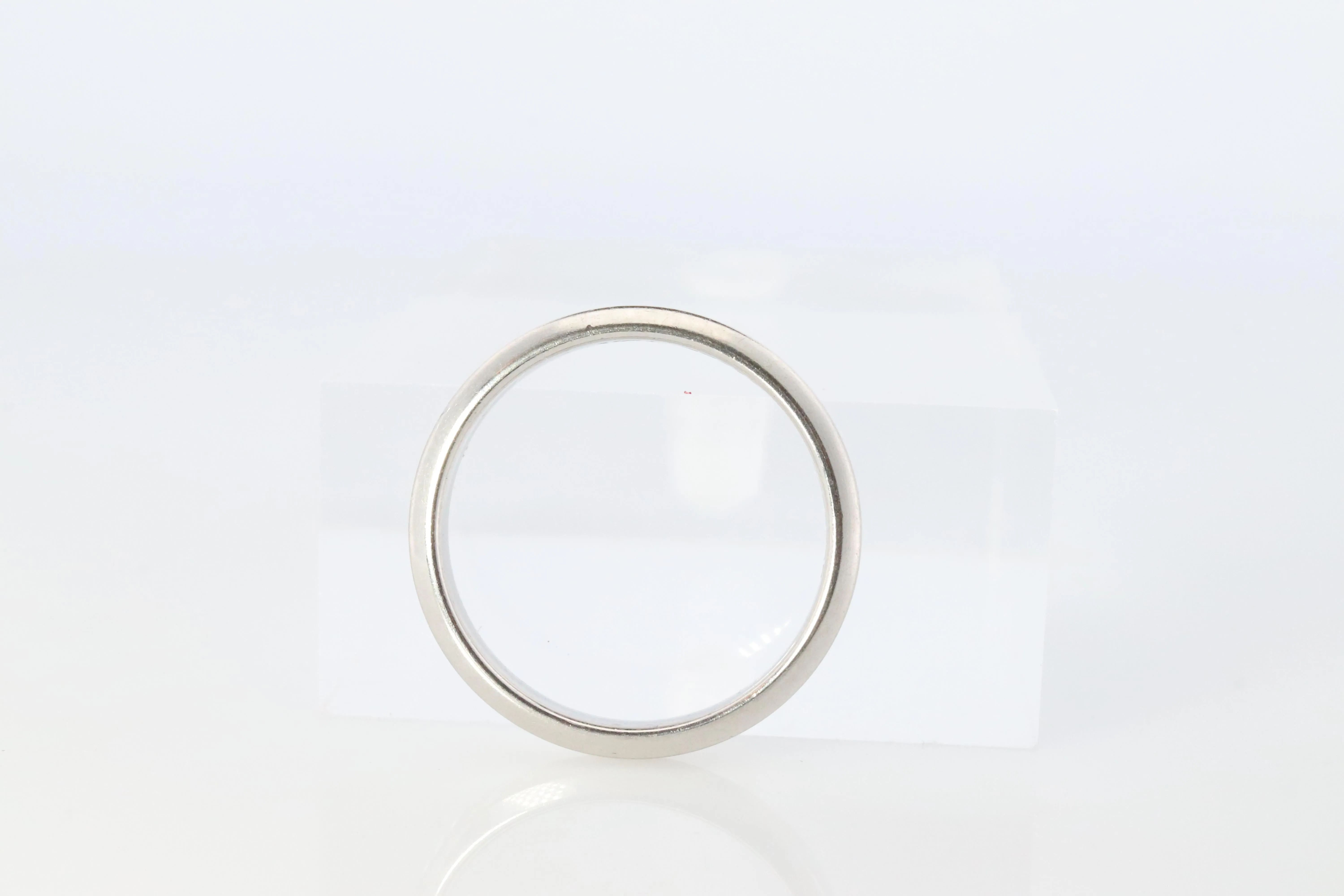 Preowned Van Cleef Arpels band. Genuine VCA PT950 Platinum Tendrement ring.